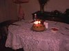Anniversaire d'adolescente: gâteau et bougies, elle souffle les bougies, elle montre une pancarte «Stop», maman sert le souper