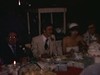 Mariage années 70, réception, baiser, danse des mariés, mariée danse avec son frère, marié danse avec sa mère, billets de banque collés sur lui, tables des invités