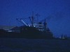 Bateau cargo au port, la nuit. «Saguenay Terminal»