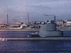 Sous-marin militaire entre dans un port
