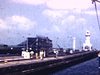 Pays tropical - entrée dans une écluse, bateau militaire, mouettes sur le quai et sur le pont du navire, un marin les nourrit - Panama