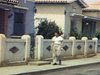 Venezuela - marin déambule dans les rues de la ville air très cool - quelques maison cossues