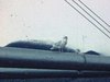 Gros plan d'une mouette puis une tempête en mer - grosses vagues montent sur le bateau