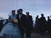 Mariage: mariés viennent vers la caméra, puis se dirigent vers les invités - montent dans l'auto - saluent à travers la vitre en partant