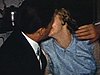 Mariage à la campagne: intérieur - les mariés s'embrassent - la mariée pousse quelqu'un qui veut les arrêter (scène rigolote)