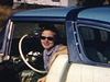 Mariée dans l'auto avec des lunettes fumées fait semblant de conduire l'auto