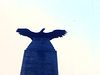 Voyage de noces: monument de Saratoga (obélisque surmonté d'un aigle). La mariée pose devant, puis marche vers la caméra
