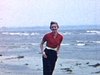Jeune mariée au bord de la mer, sur une plage déserte (petit cottage et chaises adirondack)