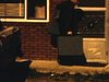 Jeune marié sort du motel (voyage de noces) chargé de valises, et va vers l'auto. Coffre ouvert (beau plan)