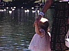Un dimanche après-midi au parc Lafontaine: canards, familles, fontaine, mère et fille au bord du petit lac