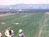 Paysage de campagne avec groupe de femmes et d'enfants qui apparaît dans le plan
