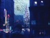 Petite fille en gros plan avec en arrière plan, la rue Sainte-Catherine Montréal décorée pour Noël