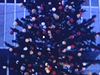 Décorations de Noël en ville. Petite fille à la Place Ville-Marie - Montréal - gros sapin devant - Père marche devant en tenant la petite par la main