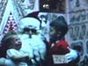 Père Noël de magasin avec deux enfants sur ses genoux (dont un pleure à chaudes larmes)