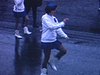Parade du père Noël - majorettes, petite fille qui regarde, moto «Police de Montréal» char du père Noël avec ses rennes, il fait bye-bye. Petite fille le regarde et ils s'envoient un baiser