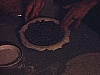 Noël: mère montre à sa fille comment faire des tourtières - Noël