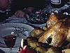 Père coupe la dinde et tranche et sert des portion à chacun - Noël