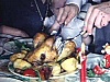 Mère tranche un rôti (nourriture) et sert des portions avec de la sauce - Noël