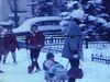 Père et sa fille devant la maison en hiver. Il neige et l'arbre devant la maison est décoré pour Noël