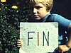 Fillette qui tient le titrage: «Fin»
