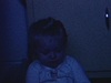 Petite fille embrasse bébé fille pendant le repas