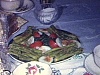 Gros plan sur une assiette d'oeufs, tomates, asperges et jambon à l'ananas (repas de Pâques - nourriture)
