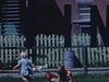 Titrage «Fin» sur une image de cour arrière et une ruelle de la ville