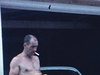 Quelques messieurs fument devant le garage à la campagne