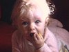 Maman fait manger le bébé fille, dans la cuisine