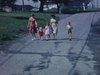 Beau plan de deux mères et leurs enfants marchent sur un chemin de campagne en été, belle promenade