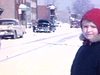 Fillette dans le coin de l'écran à côté de la rue enneigée, vient une automobile patrouille de police.