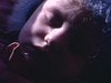 Gros plan visage bébé fille avec un capuchon d'hiver