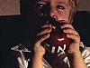 Titrage: «Fin» écrit sur une pomme tenue par la fillette qui mange la pomme et zoom  sur la pomme. Beau plan