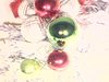 Boules de Noël, très beaux plans, petite fille touche aux boules. Deux fillettes jouent avec le sapin et l'intérieur de la crèche de Noël
