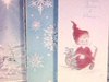 Cartes de Noël, famille, table bien mise avec gros plan sur figurines qui tiennent les lettres NOEL au centre de la table. Panier de fruits