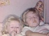 Fillettes font semblant de dormir à Noël, avec une suce jouet dans la bouche et mini-biberons. elles jouent au bébé - jeu