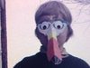Extérieur: fillette avec masque de Toucan, style cartoon qui vient d'une boîte de Froot Loops. Elle fait semblant de s'envoler. Elle mange son bol de Fruit Loops