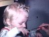 Jeux d'enfants à l'intérieur.gros plan bébé fille. Bébé dans les bras d'une fillette. Enfants rient et jouent. Fillette porte un bonnet