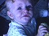 Bébé fille mange du maïs