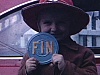 Titrage: «Fin». Fillette déguisée tient une boite de film 8mm sur laquelle est inscrit «Fin» - (très beau plan - possibilité fin d'une émission)