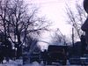 Beau plan sur souffleuse à neige et camion de la ville qui vient vers la caméra avec avant plan le visage de profil de la fillette
