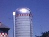 Ferme  campagne: vue d'un gros silo à grains