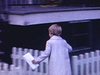 Jeune fille sonne à la porte d'une maison. Fillette part pour l'école avec une adolescente qui la tient par la main (beau plan)