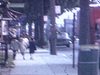 Beau plan de ville: fillettes marchent sur la rue vers l'école