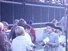 École: plusieurs fillettes marchent sur le trottoir, retour de l'école vers la maison, arrivée d'une fillette chez elle.