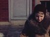 Dehors en hiver. Fillettes glissent en bottes près de la maison