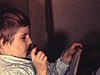 Au salon, deux fillettes lisent un livre: l'une fait semblant de fumer la pipe en lisant (beau plan rigolo)