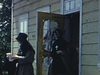 Deux religieuses sortent de la maison de campagne par la porte moustiquaire (typiquement québécois) suivies par la grosse maitresse de maison - fermière