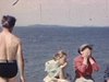 Femmes se cachent le visage dans leurs mains, près d'un lac, sur un quai. Madame devant enseigne de SevenUp