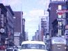 Très beau plan de la rue Sainte-Catherine Montréal, puis automobile en marche